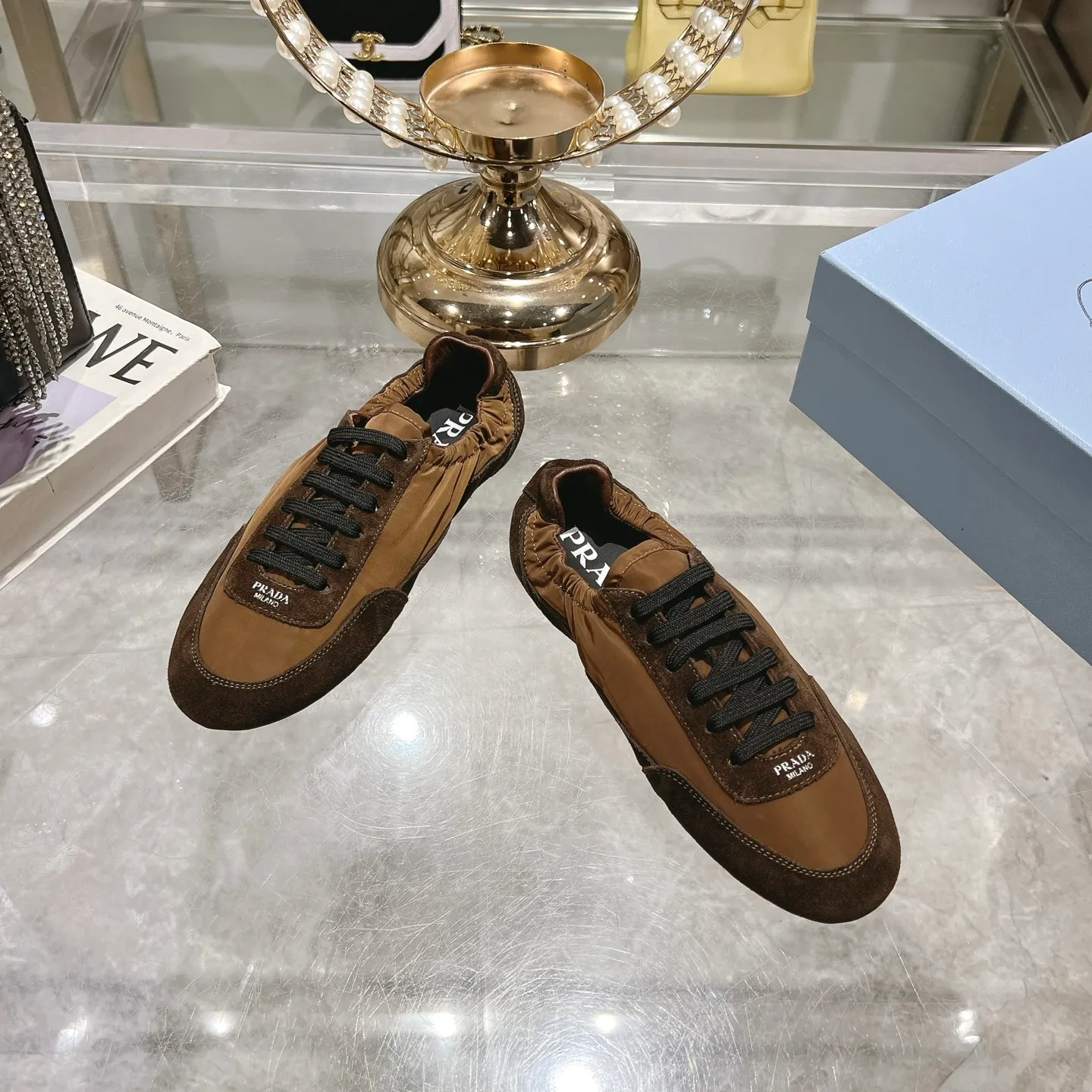 👟👟Ex-factory price 520👟👟Men's size +10 Couple style🎆Prada's new moral training shoes. The upper is suede with texture, and the inner sheepskin is wrapped. It is soft and waxy🎆The insole is thickened with lambskin. It is extremely comfortable to step on, has a sense of support, and feels well wrapped. The shoe shape is full of wrapping, light and easy to wear. A practical casual shoe that makes your legs appear taller! White is clean and refreshing, needed all year round, and can be easily worn with skirts and pants. Upper: imported suede/original molded fabric. Lining: sheepskin. Outsole: rubber outsole! Code number: 35-41 Color: burgundy blue brown green dark green yellow black red gray 9 colors available